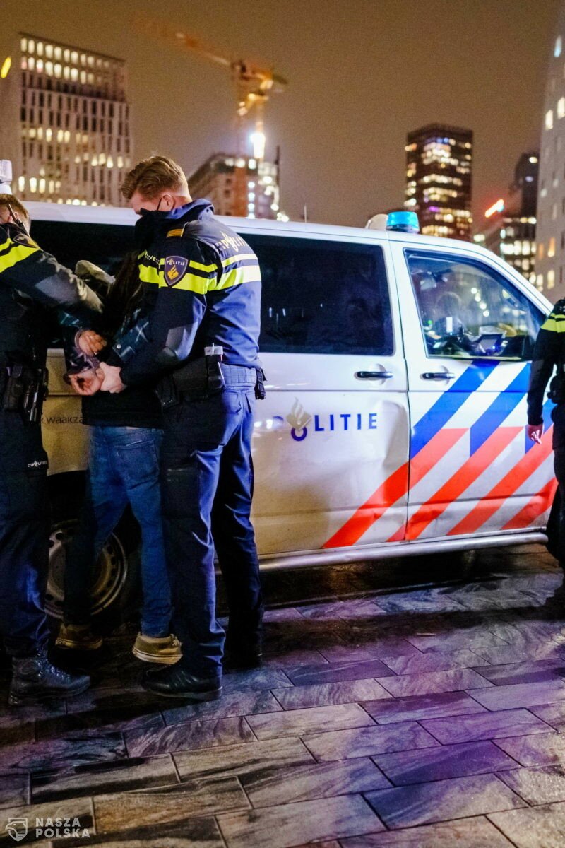 Holandia/ Małżeństwo aresztowane w samolocie po ucieczce z kwarantanny