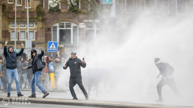 Holandia/ Policja użyła armatek wodnych wobec uczestników nielegalnej demonstracji