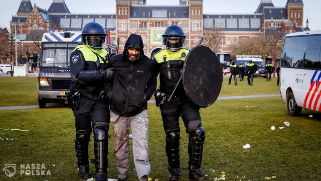 Holandia/ Zatrzymania podczas kolejnych protestów przeciw koronarestrykcjom