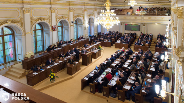 Czechy/ Szarpanina w parlamencie podczas debaty o przedłużeniu stanu wyjątkowego