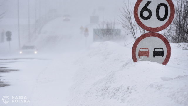 Opady śniegu i błoto pośniegowe utrudniają jazdę; drogi krajowe przejezdne