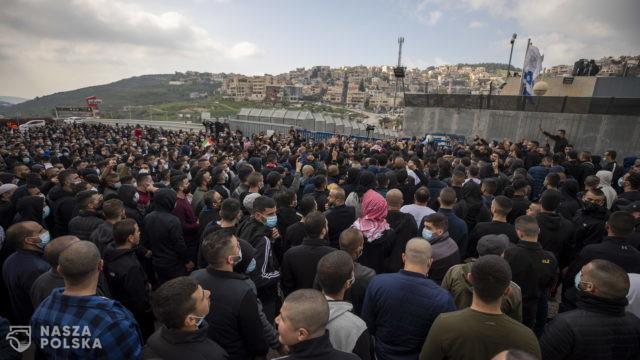 Setki Palestyńczyków protestuje przeciwko brutalności izraelskiej policji