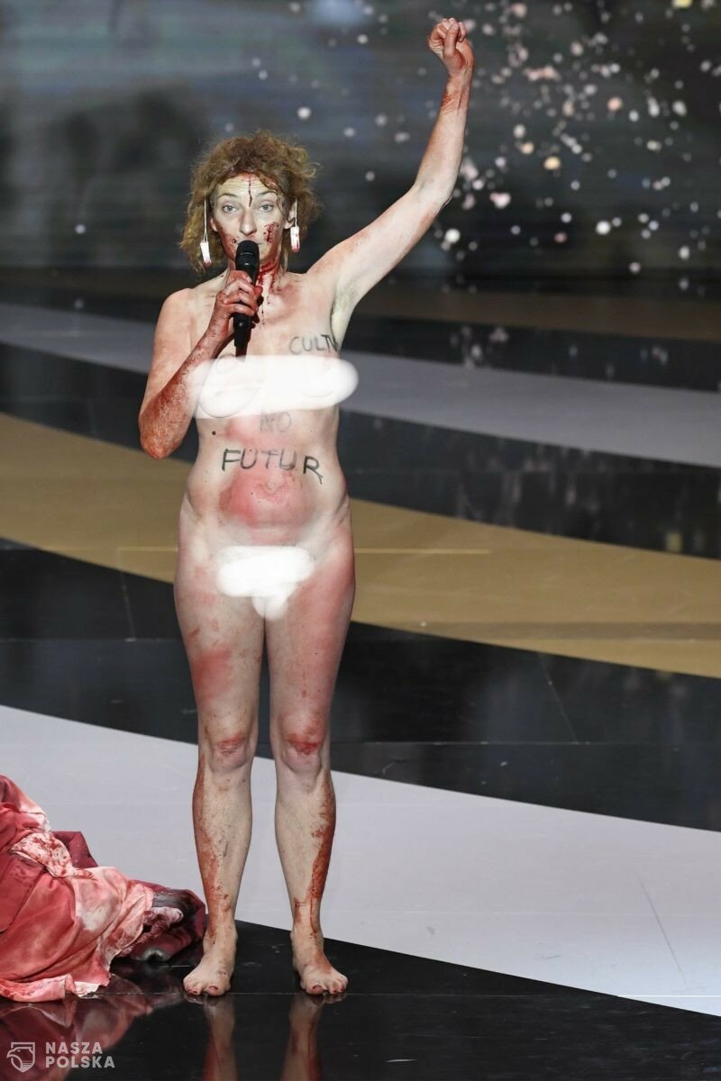 [DUŻO ZDJĘĆ] Aktorka rozebrała się podczas rozdania Cezarów w proteście przeciwko sytuacji sektora kultury w pandemii