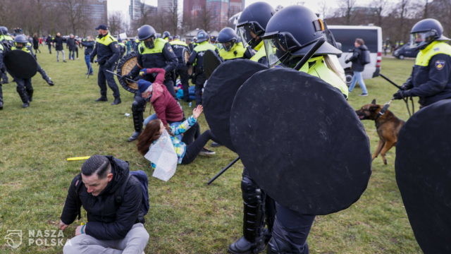 Holandia/ Starcia z policją podczas protestu w Hadze, trzy osoby aresztowane