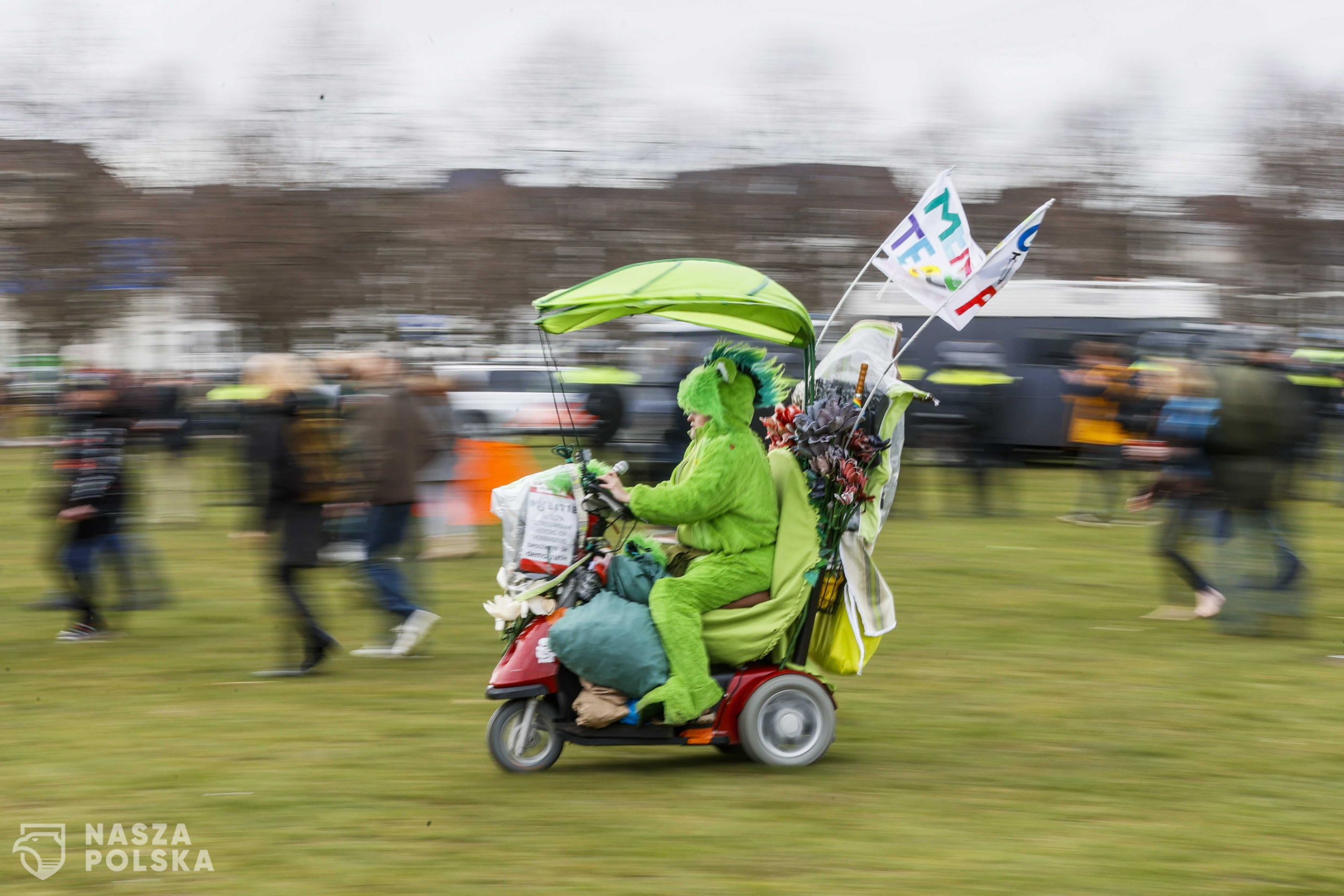 epa09074023 A anti-lockdown protester drives a scooter at the Malieveld in The Hague, The Netherlands, 14 March 2021. After protesting for weeks against coronavirus measures, demonstrators ended their protests in The Hague.  EPA/ROBIN VAN LONKHUIJSEN 
Dostawca: PAP/EPA.