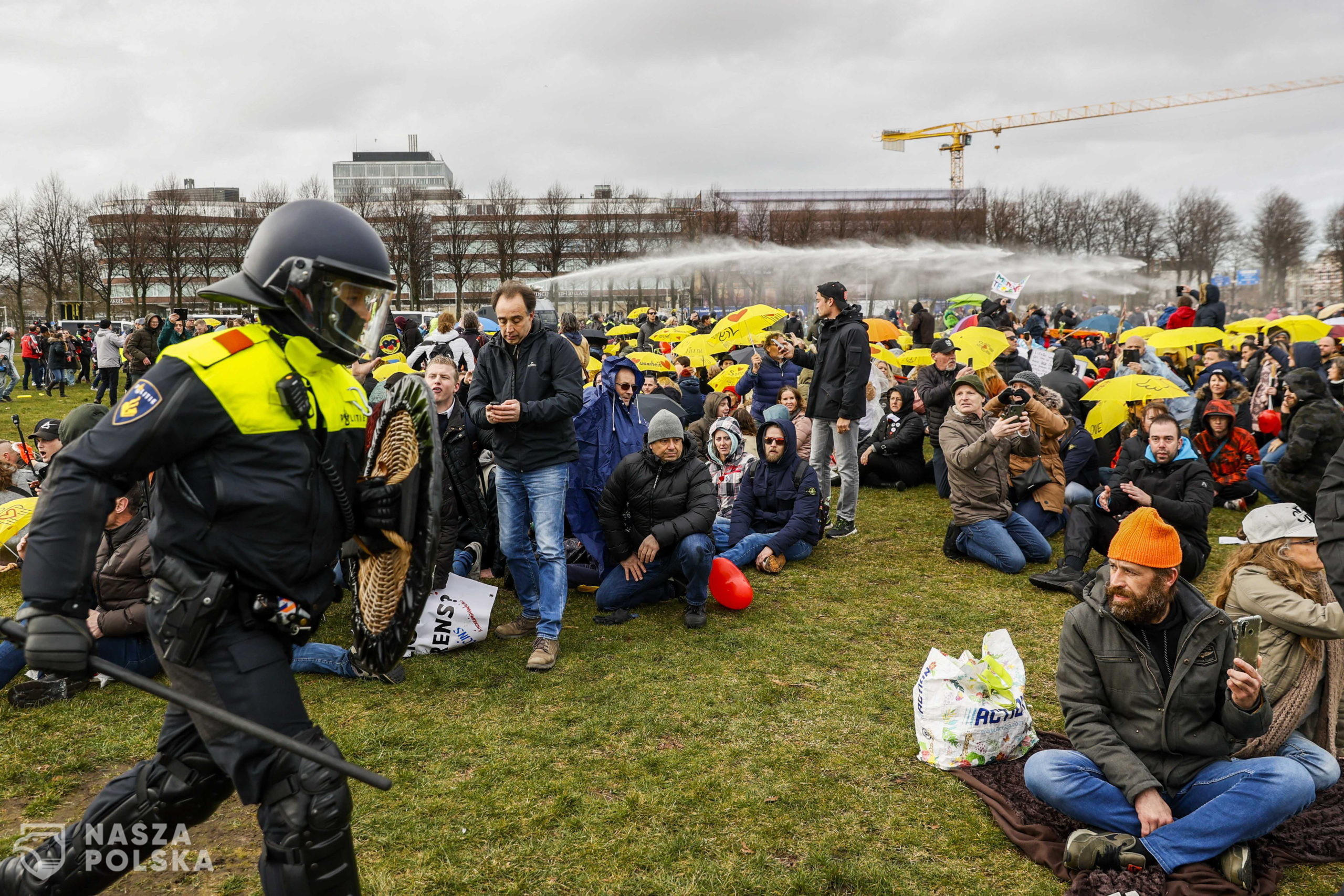 epa09074024 Police officers try to disperse anti-lockdown protesters at the Malieveld in The Hague, The Netherlands, 14 March 2021. After protesting for weeks against coronavirus measures, demonstrators ended their protests in The Hague.  EPA/ROBIN VAN LONKHUIJSEN 
Dostawca: PAP/EPA.