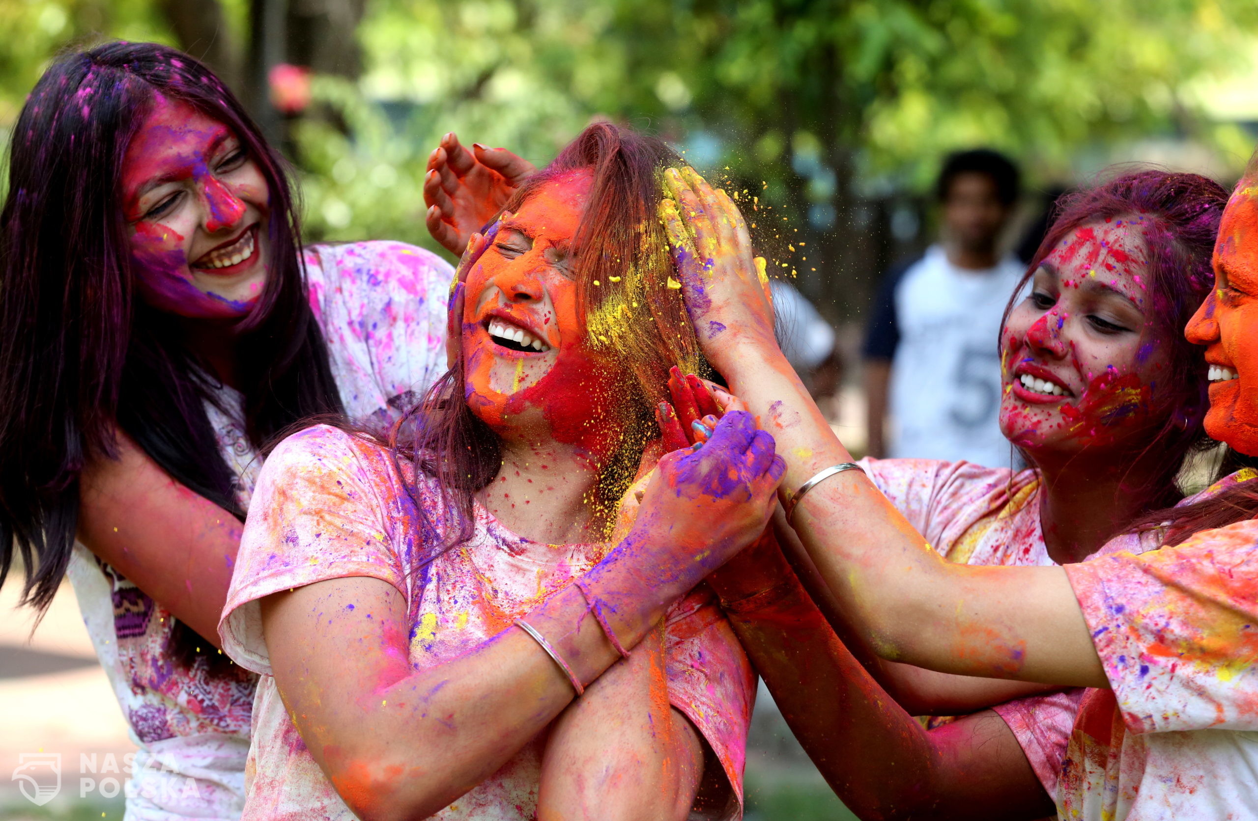 epa09093023   Indian college girls take part in the Holi festival celebrations in Bhopal, India, 24 March 2021. Holi is celebrated on the full moon day and marks the beginning of the spring season. Holi will be celebrated as the Hindu spring festival of colors across the country on 29 March.  EPA/SANJEEV GUPTA 
Dostawca: PAP/EPA.
