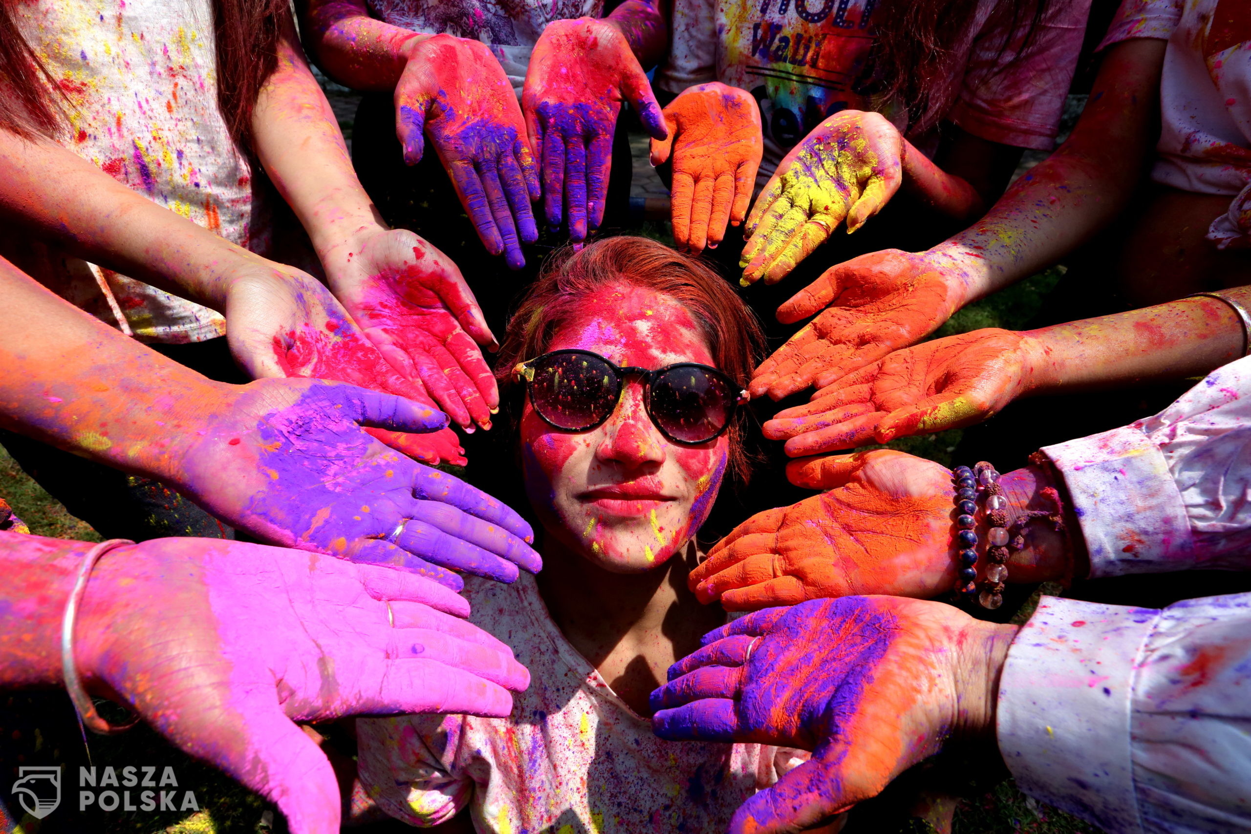 epa09093026   Indian college girls take part in the Holi festival celebrations in Bhopal, India, 24 March 2021. Holi is celebrated on the full moon day and marks the beginning of the spring season. Holi will be celebrated as the Hindu spring festival of colors across the country on 29 March.  EPA/SANJEEV GUPTA 
Dostawca: PAP/EPA.