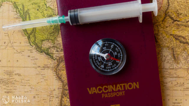 KE liczy na szybkie prace nad wprowadzeniem paszportów szczepionkowych w UE