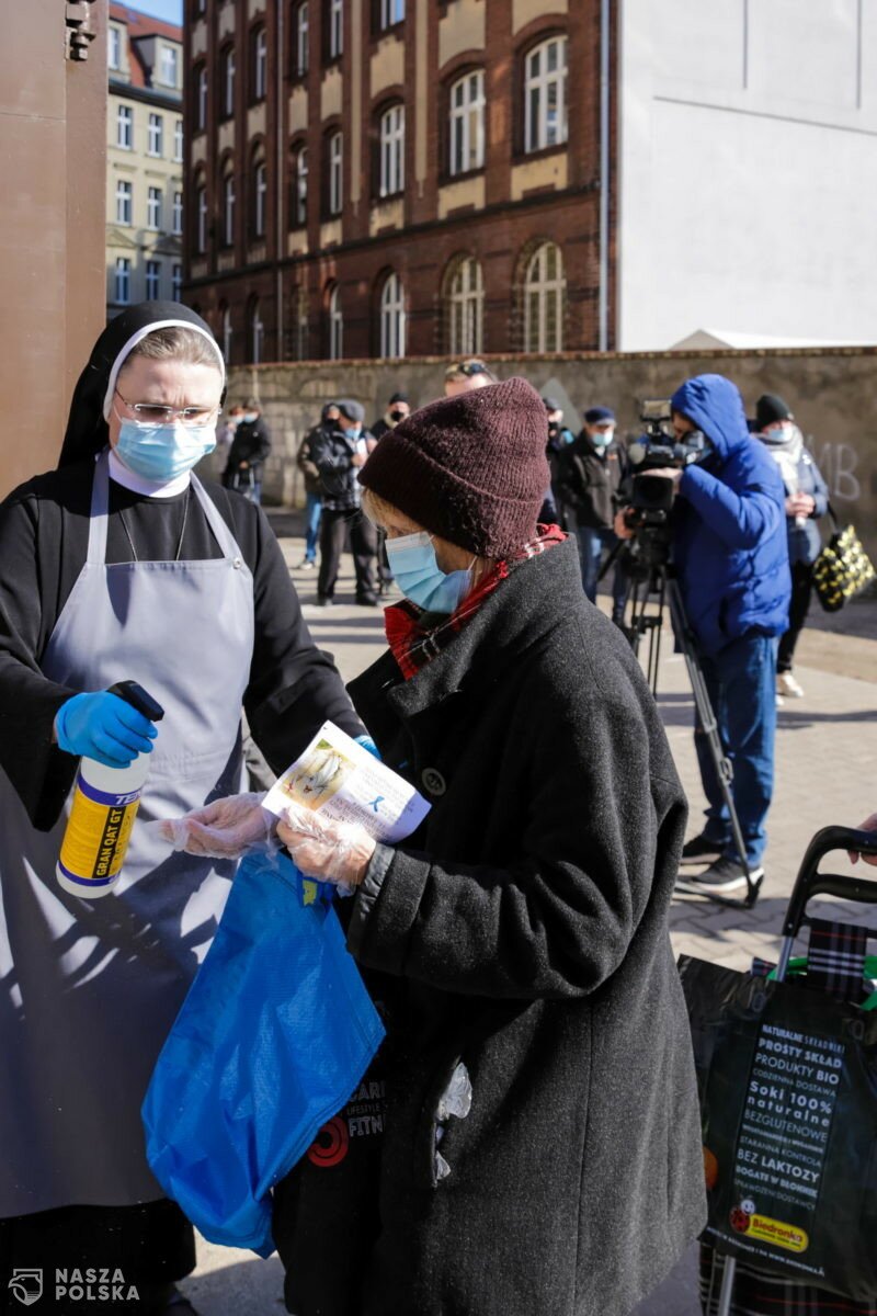 Prawie tysiąc osób wzięło udział w wielkanocnym śniadaniu na wynos organizowany przez poznański Caritas