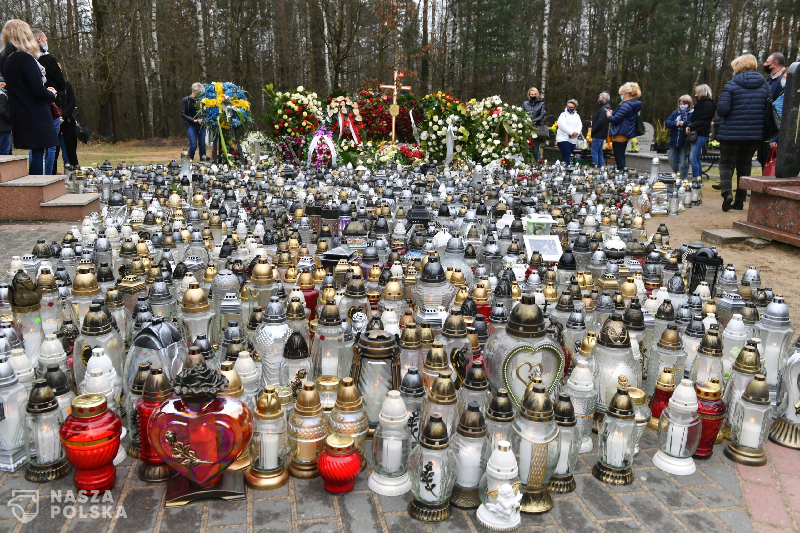 Grotniki, 18.04.2021. Kwiaty i znicze przed grobem piosenkarza Krzysztofa Krawczyka w Grotnikach, 18 bm. Grób artysty codziennie odwiedzaj¹ dziesi¹tki osób. Krzysztof Krawczyk zmar³ 5 kwietnia br. w wieku 74 lat. (sko) PAP/Grzegorz Micha³owski