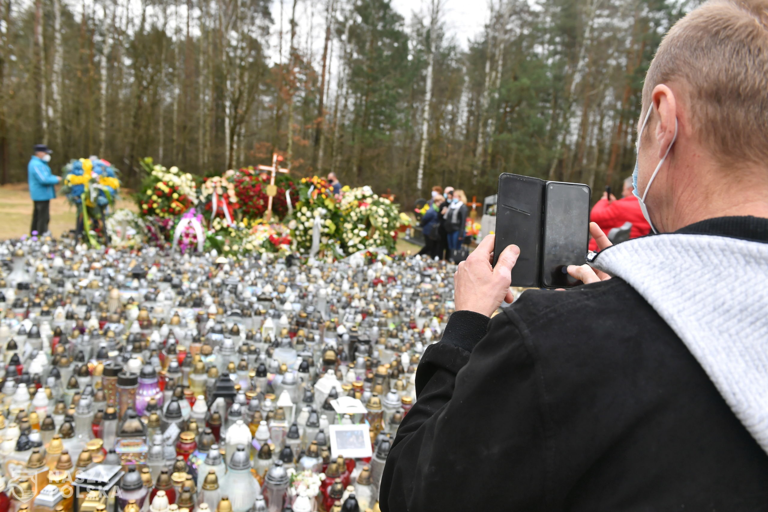 Grotniki, 18.04.2021. Kwiaty i znicze przed grobem piosenkarza Krzysztofa Krawczyka w Grotnikach, 18 bm. Grób artysty codziennie odwiedzaj¹ dziesi¹tki osób. Krzysztof Krawczyk zmar³ 5 kwietnia br. w wieku 74 lat. (sko) PAP/Grzegorz Micha³owski