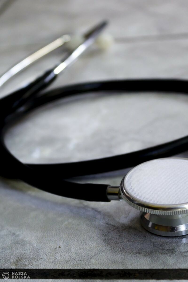 50-latek zmarł przed przychodnią. W tłumie gapiów była lekarka i pielęgniarka?