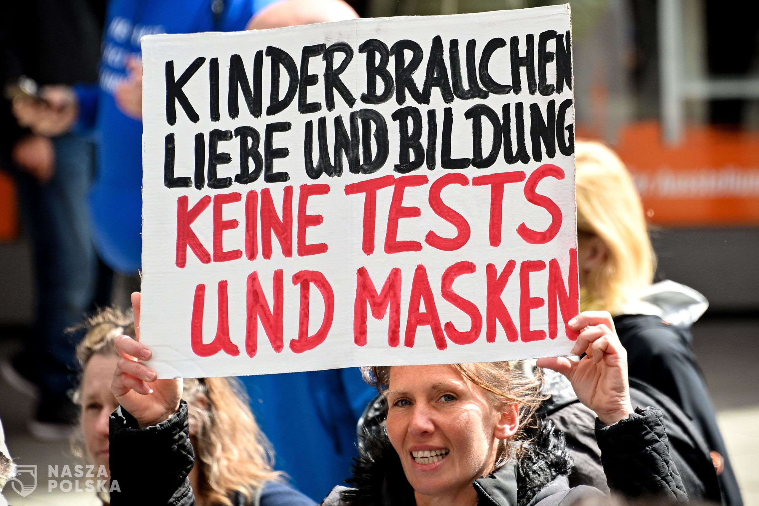 epa09113617 A woman holds a placard during a demonstration held by the ‘Querdenker' (lateral thinkers) movement against the German government's coronavirus restrictions in Stuttgart, Germany, 03 April 2021. Stuttgart is the center of the ‘Querdenker’ movement, founded by entrepreneur Michael Ballweg, as the broadest possible grouping against the government's COVID-19 measures. The police is deployed with several hundred units while thousands are protesting.  EPA/SASCHA STEINBACH 
Dostawca: PAP/EPA.