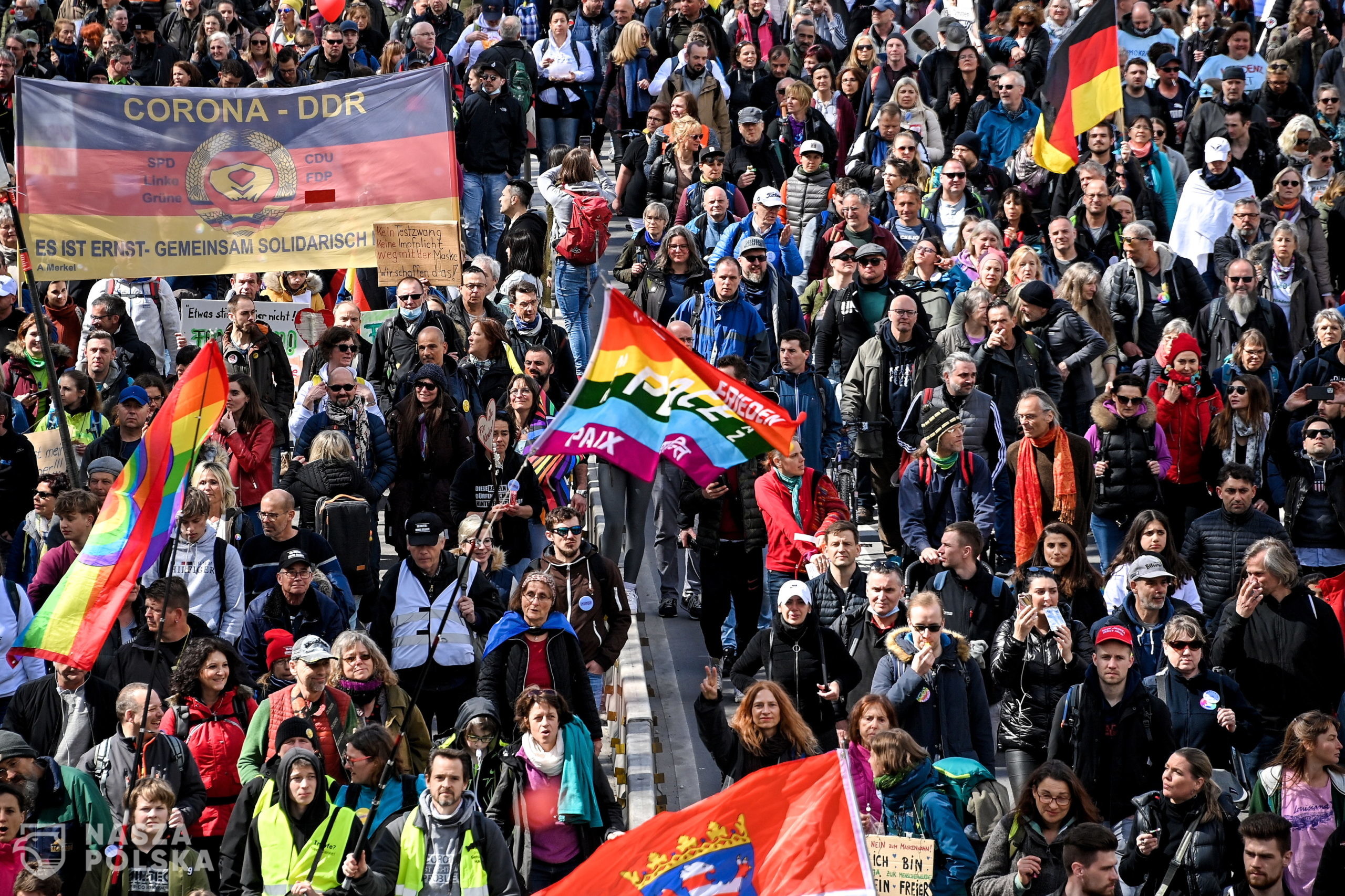 epa09113621 Protesters hold banners during a demonstration held by the ‘Querdenker' (lateral thinkers) movement against the German government's coronavirus restrictions in Stuttgart, Germany, 03 April 2021. Stuttgart is the center of the ‘Querdenker’ movement, founded by entrepreneur Michael Ballweg, as the broadest possible grouping against the government's COVID-19 measures. The police is deployed with several hundred units while thousands are protesting.  EPA/SASCHA STEINBACH 
Dostawca: PAP/EPA.