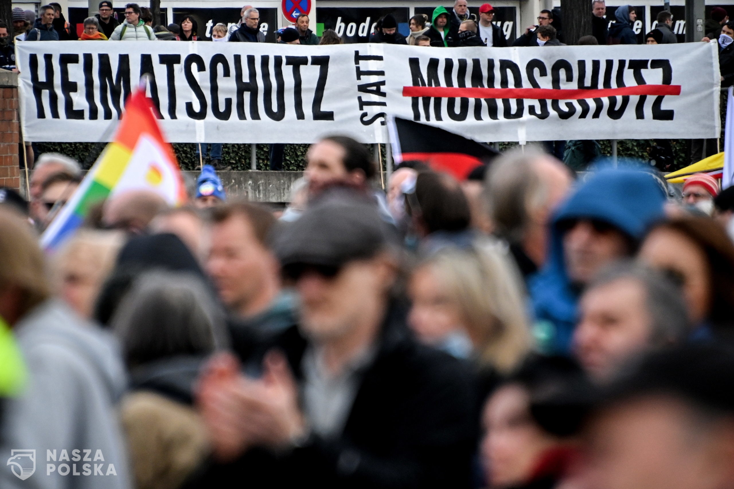 epa09113626 Protesters hold banners during a demonstration held by the ‘Querdenker' (lateral thinkers) movement against the German government's coronavirus restrictions at Cannstatter Wasen in Stuttgart, Germany, 03 April 2021. Stuttgart is the center of the ‘Querdenker’ movement, founded by entrepreneur Michael Ballweg, as the broadest possible grouping against the government's COVID-19 measures. The police is deployed with several hundred units while thousands are protesting.  EPA/SASCHA STEINBACH 
Dostawca: PAP/EPA.