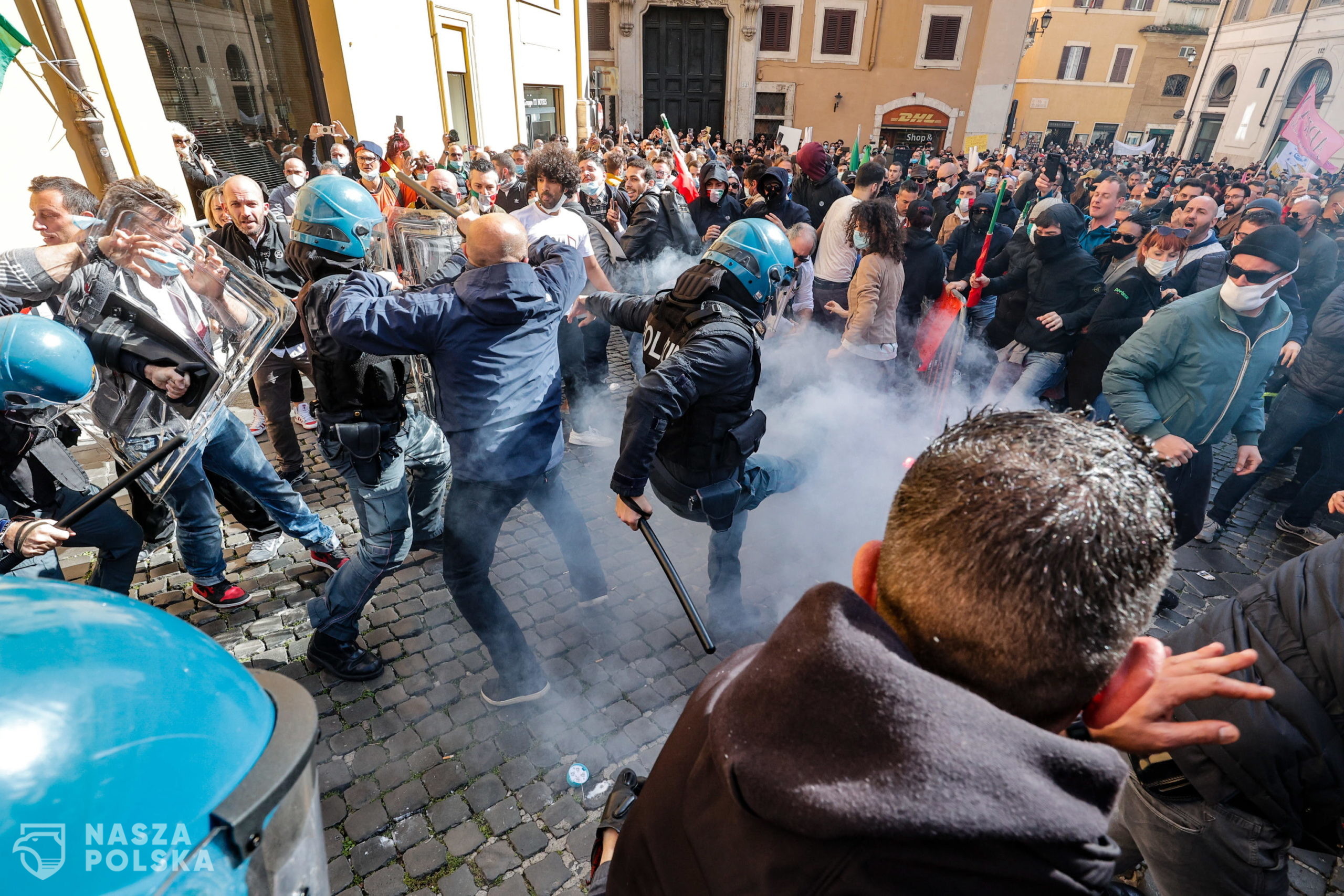 epa09118673 Traders, shopkeepers and restaurateurs clash with police during a protest next to the Chamber of Deputies in Piazza Montecitorio, Rome, Italy, 06 April 2021. The protesters, many with lowered masks, demand the reopening of their shops and restaurants amid the third COVID-19 pandemic lockdown measures.  EPA/GIUSEPPE LAMI 
Dostawca: PAP/EPA.