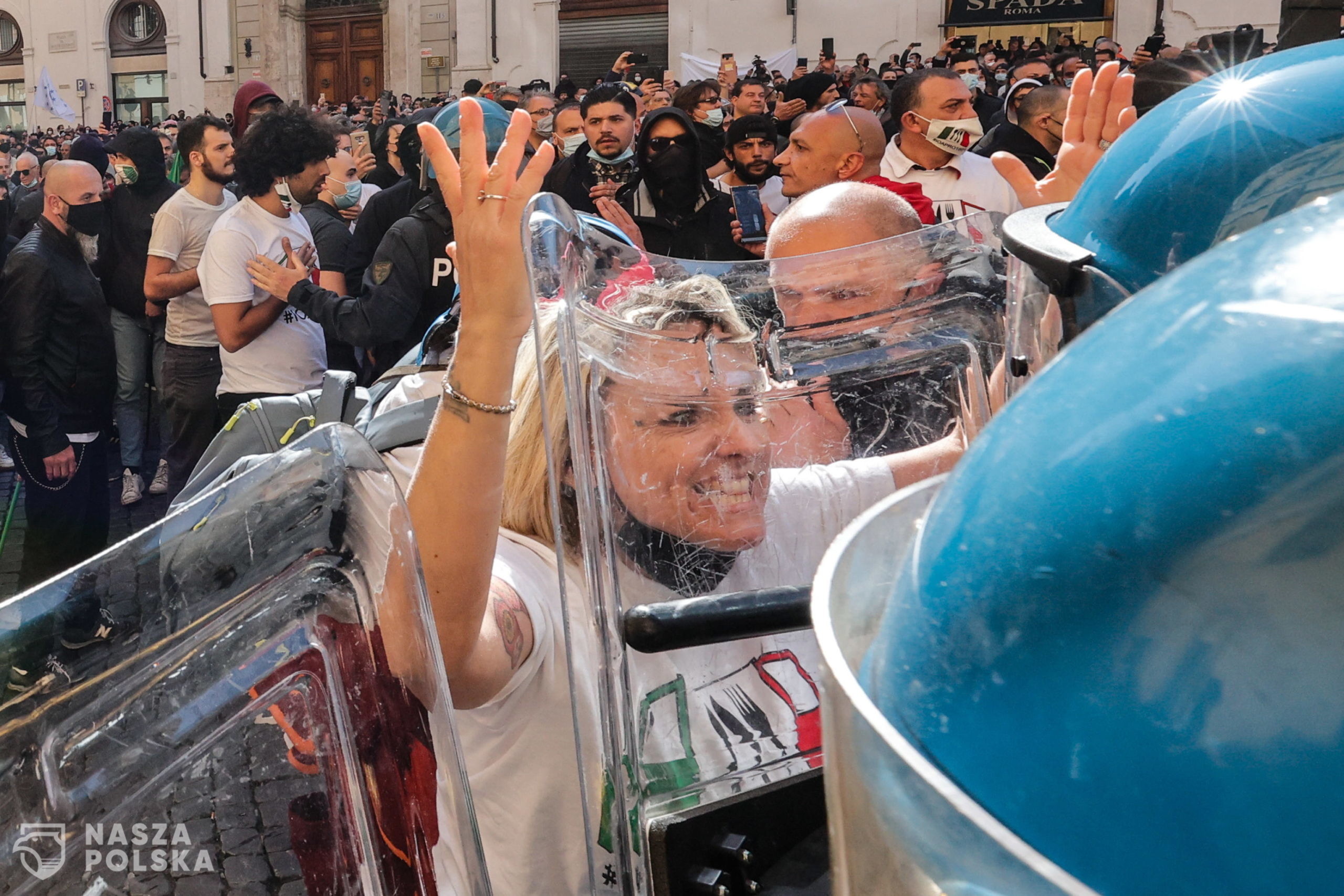 epa09118675 Traders, shopkeepers and restaurateurs clash with police during a protest next to the Chamber of Deputies in Piazza Montecitorio, Rome, Italy, 06 April 2021. The protesters, many with lowered masks, demand the reopening of their shops and restaurants amid the third COVID-19 pandemic lockdown measures.  EPA/GIUSEPPE LAMI 
Dostawca: PAP/EPA.