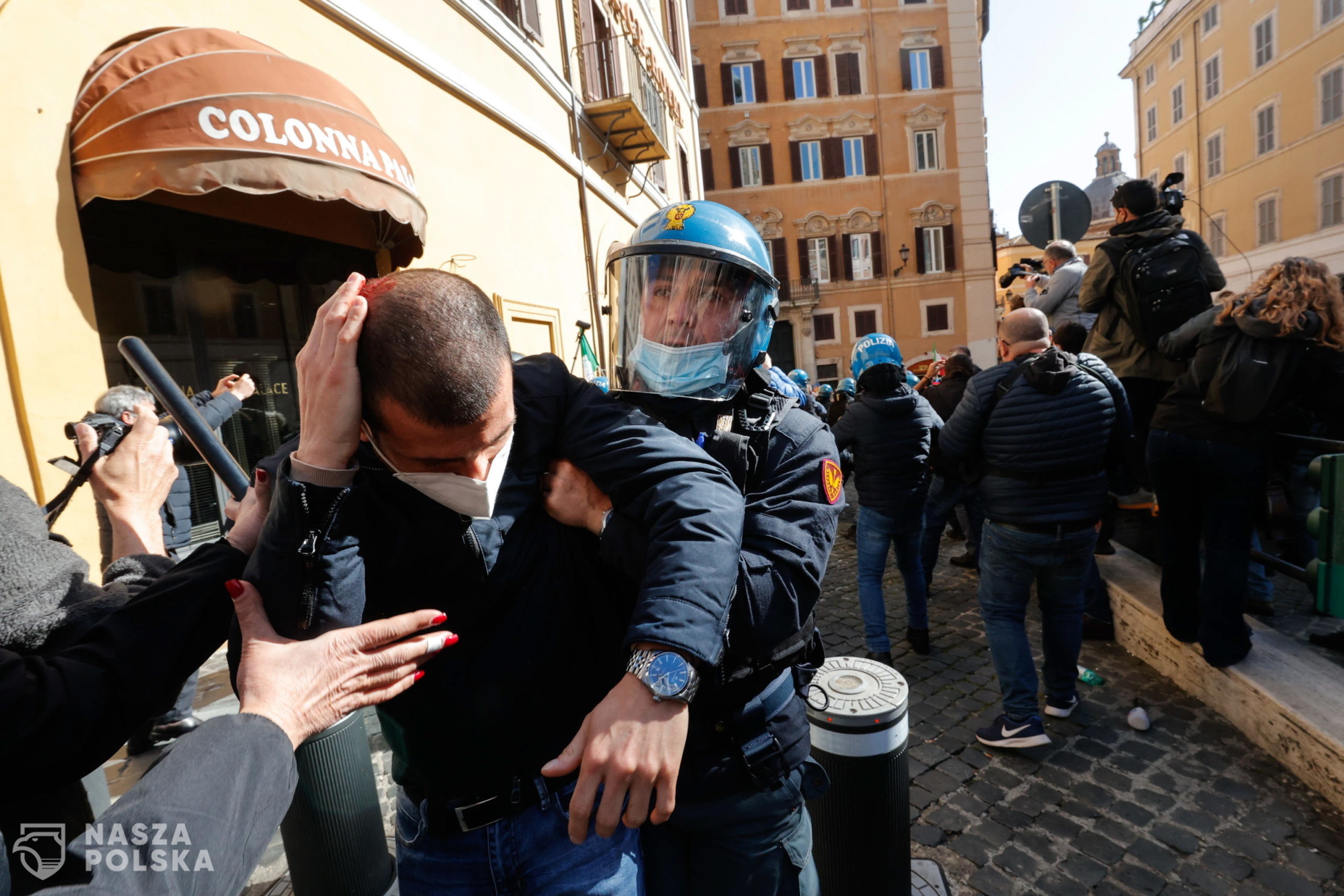 epa09118680 Traders, shopkeepers and restaurateurs clash with police during a protest next to the Chamber of Deputies in Piazza Montecitorio, Rome, Italy, 06 April 2021. The protesters, many with lowered masks, demand the reopening of their shops and restaurants amid the third COVID-19 pandemic lockdown measures.  EPA/GIUSEPPE LAMI 
Dostawca: PAP/EPA.