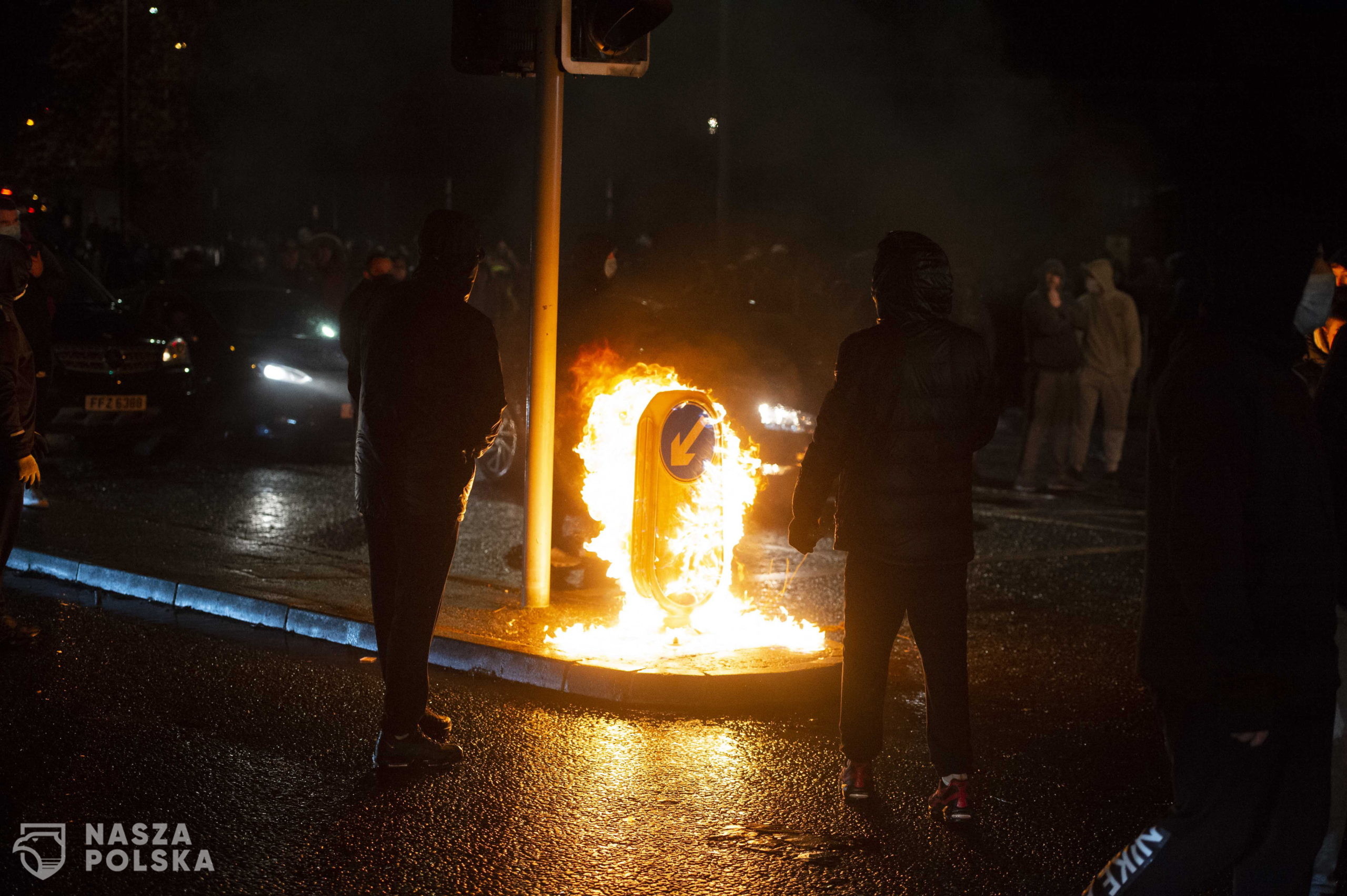 epa09123325 A General view of Nationalist youths clashing with Police on the Springfield Road in west Belfast, in Northern Ireland, Britain, 08 April 2021. Protests have been taking place across Northern Ireland by loyalists in the past week.  EPA/Mark Marlow 
Dostawca: PAP/EPA.