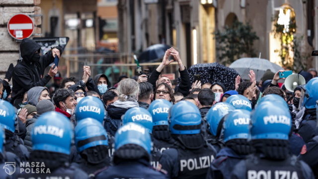 Protestujący w Rzymie przedstawiciele branży gastronomicznej rzucali w policję petardami