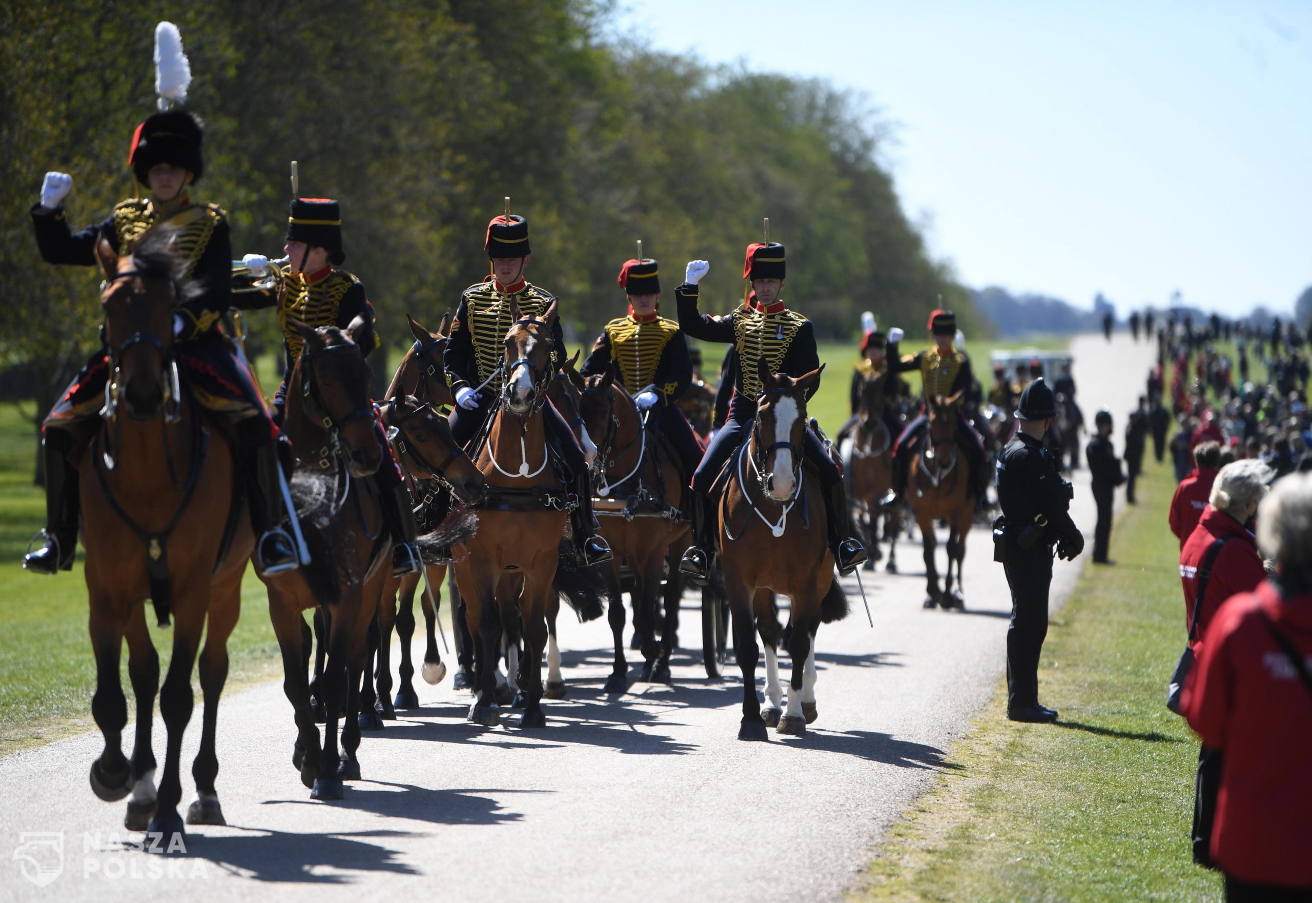 epa09141114 The Kings Troop Royal Horse Artillery arrive on the Long Walk to Windsor Castle following the passing of Britain's Prince Philip, in Windsor, Britain, 17 April 2021. Britain's Prince Philip, the Duke of Edinburgh, has died on 09 April 2021 aged 99 and his funeral will take place in Windsor on 17 April.  EPA/NEIL HALL 
Dostawca: PAP/EPA.