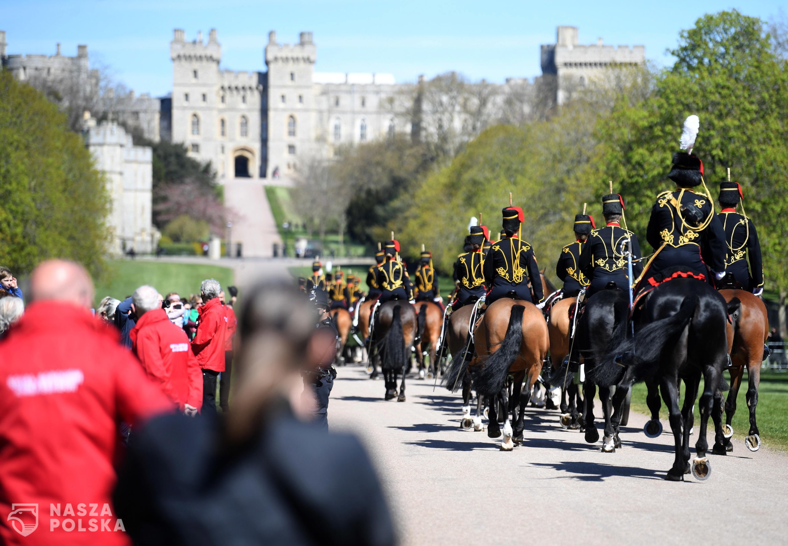 epa09141116 The Kings Troop Royal Horse Artillery arrive on the Long Walk to Windsor Castle following the passing of Britain's Prince Philip, in Windsor, Britain, 17 April 2021. Britain's Prince Philip, the Duke of Edinburgh, has died on 09 April 2021 aged 99 and his funeral will take place in Windsor on 17 April.  EPA/NEIL HALL 
Dostawca: PAP/EPA.