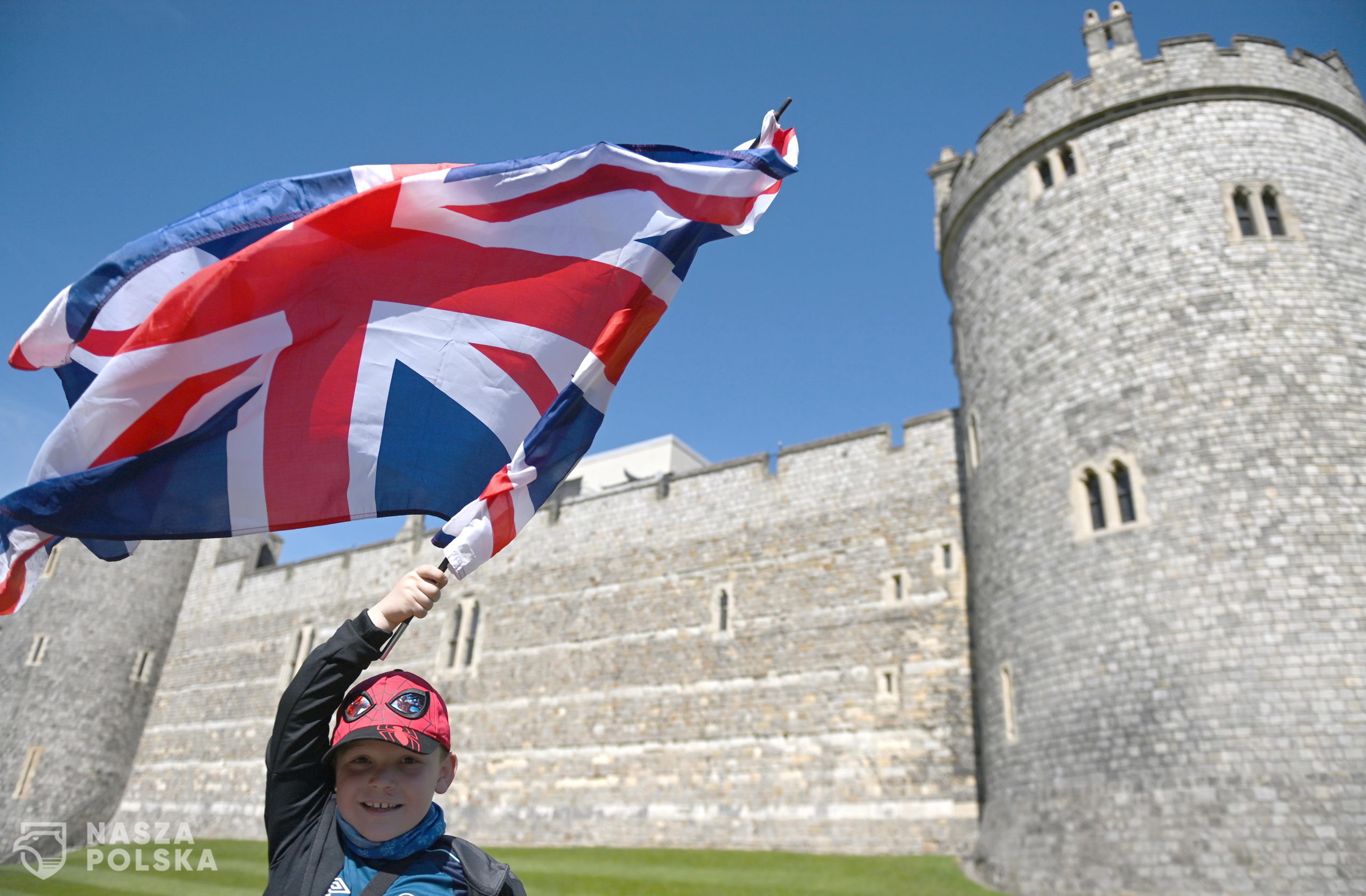 epa09141376 Eight-year-old Jayden Lucas holds a Union Jack flag outside Windsor Castle following the passing of Britain's Prince Philip, in Windsor, Britain, 17 April 2021. Britain's Prince Philip, the Duke of Edinburgh, has died on 09 April 2021 aged 99 and his funeral will take place in Windsor on 17 April.  EPA/NEIL HALL 
Dostawca: PAP/EPA.