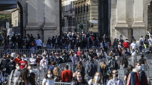 Włochy/ Tłumy na ulicach miast na dwa dni przed częściowym otwarciem kraju