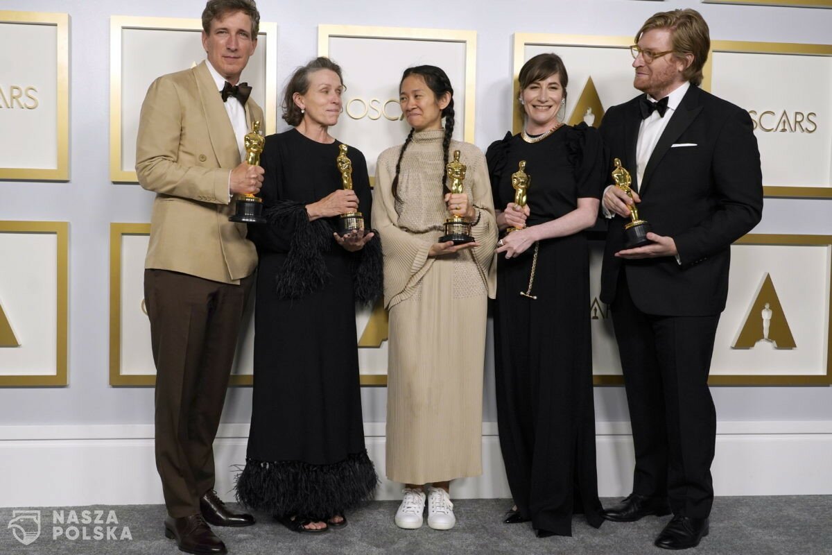 Krytyk filmowy: Oscar dla Zhao – symboliczny; brak Oscara dla Bosemana – odczytywany negatywnie