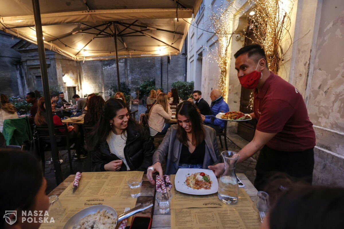 Francja/ Kawiarnie i restauracje odmawiają kontroli paszportów sanitarnych