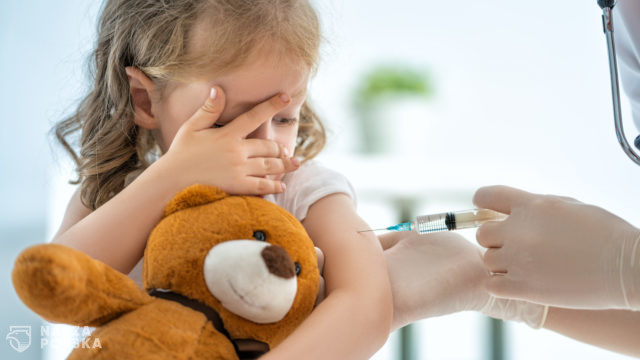 Pfizer: dwie dawki szczepionki nie są skuteczne dla dzieci w przedziale wiekowym 2-5 lat; trzeba podać trzecią