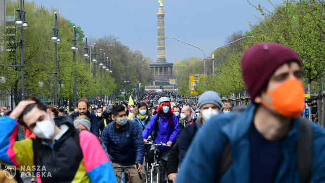 Niemcy/ Ranni policjanci podczas pierwszomajowej demonstracji radykalnej lewicy