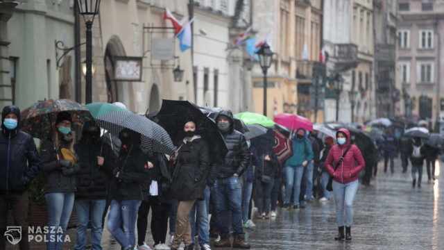 Kraków/ 200 osób zaszczepionych, a ponad 1000 czeka w kolejce w mobilnym punkcie na Rynku Głównym