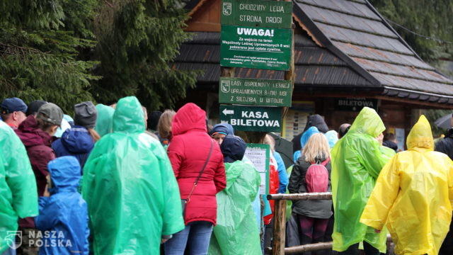 Tysiące turystów pod Tatrami; drobne incydenty