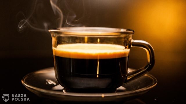 Picie trzech–pięciu filiżanek kawy może obniżać ciśnienie i zmniejszyć ryzyko zawału