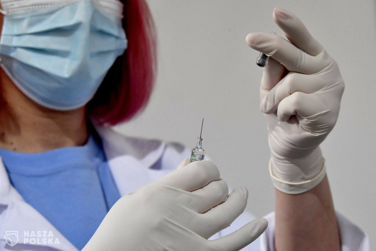 Tylko 17 proc. pracowników ochrony zdrowia przyjęło 2. dawkę przypominającą