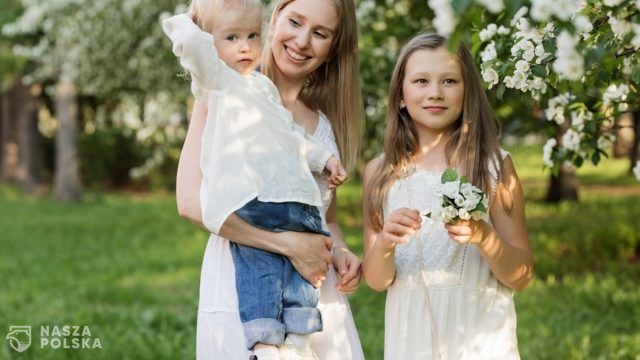 Rząd: szczepienie przeciw COVID-19 najlepszym prezentem dla mamy