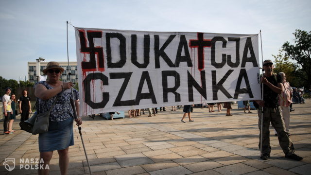 Kraków/ Protest przedstawicieli m.in. środowisk akademickich przed Muzeum Narodowym