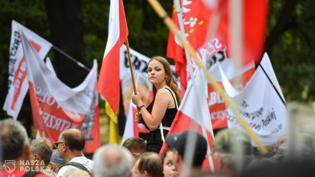 Przed siedzibą TK manifestacja Klubów Gazety Polskiej „Po stronie Polski!”