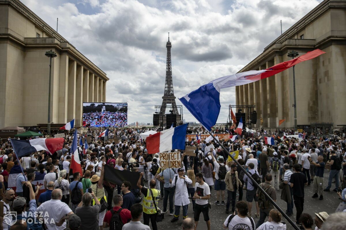 Francja/ W wielu miastach wielotysięczne manifestacje przeciwko paszportom sanitarnym