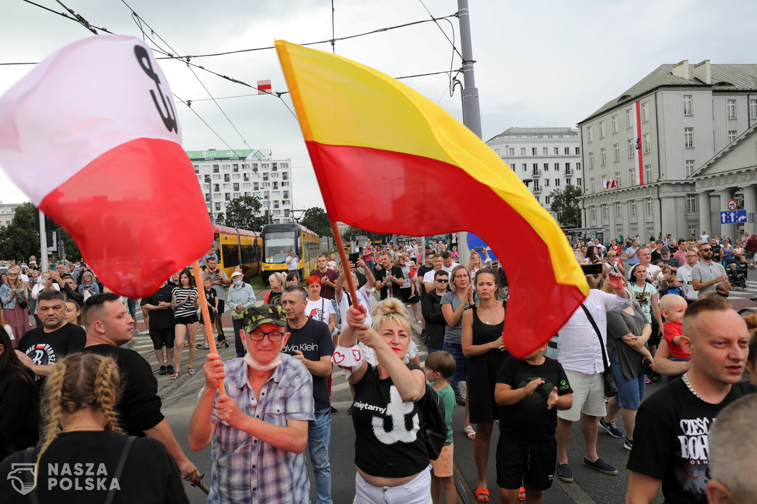 Warszawa, 01.08.2021. Godzina "W" na skrzy¿owaniu ul. Targowej i al. Solidarnoci oraz prezentacja flagi ze znakiem Polski Walcz¹cej, 1 bm. w Warszawie. Trwaj¹ obchody 77. rocznicy wybuchu Powstania Warszawskiego. (mr) PAP/Albert Zawada