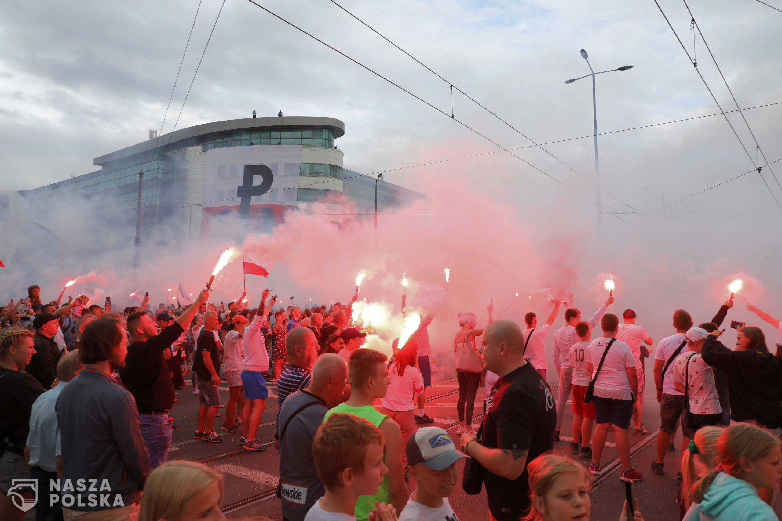 Warszawa, 01.08.2021. Godzina "W" na skrzy¿owaniu ul. Targowej i al. Solidarnoci oraz prezentacja flagi ze znakiem Polski Walcz¹cej, 1 bm. w Warszawie. Trwaj¹ obchody 77. rocznicy wybuchu Powstania Warszawskiego. (mr) PAP/Albert Zawada