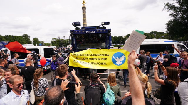 Niemcy/ Pomimo zakazu przeciwnicy restrykcji demonstrują w Berlinie, doszło do starć z policją