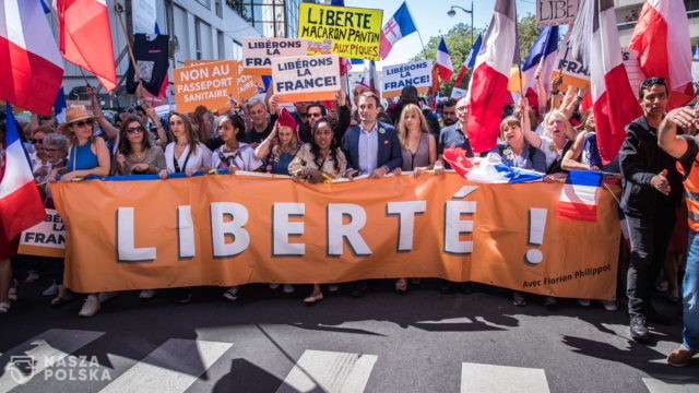 Francja/ Protesty przeciwko certyfikatom sanitarnym