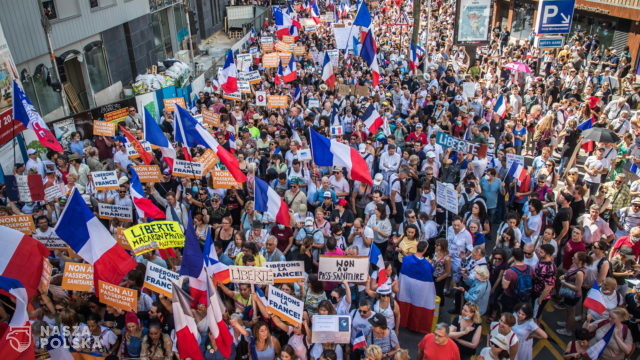 Francja/ Protesty w całym kraju przeciwko paszportom sanitarnym