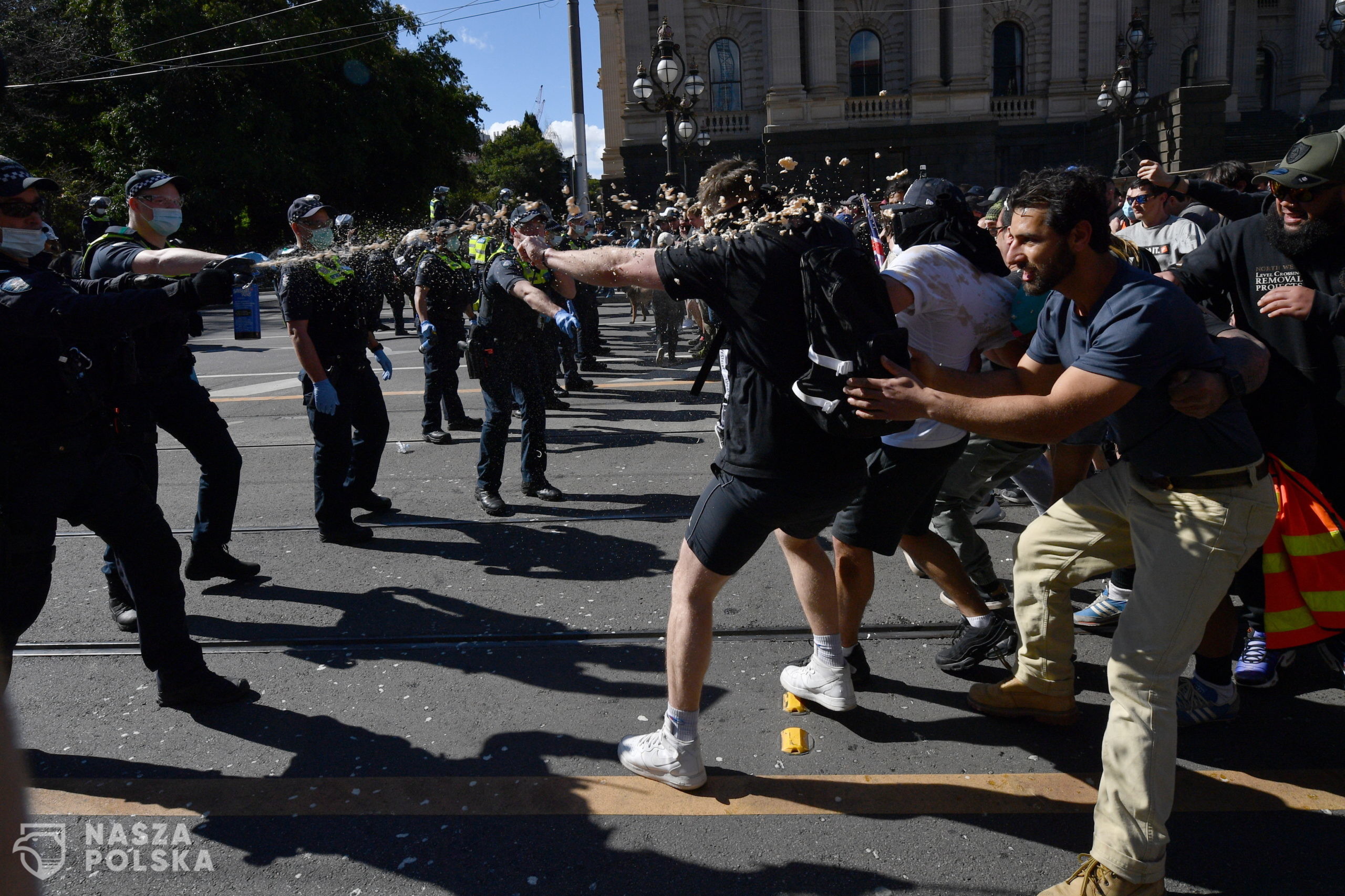 epa09422744 Protesters are pepper sprayed by police during an anti-lockdown protest in the central business district of Melbourne, Australia, 21 August 2021.  EPA/JAMES ROSS AUSTRALIA AND NEW ZEALAND OUT 
Dostawca: PAP/EPA.