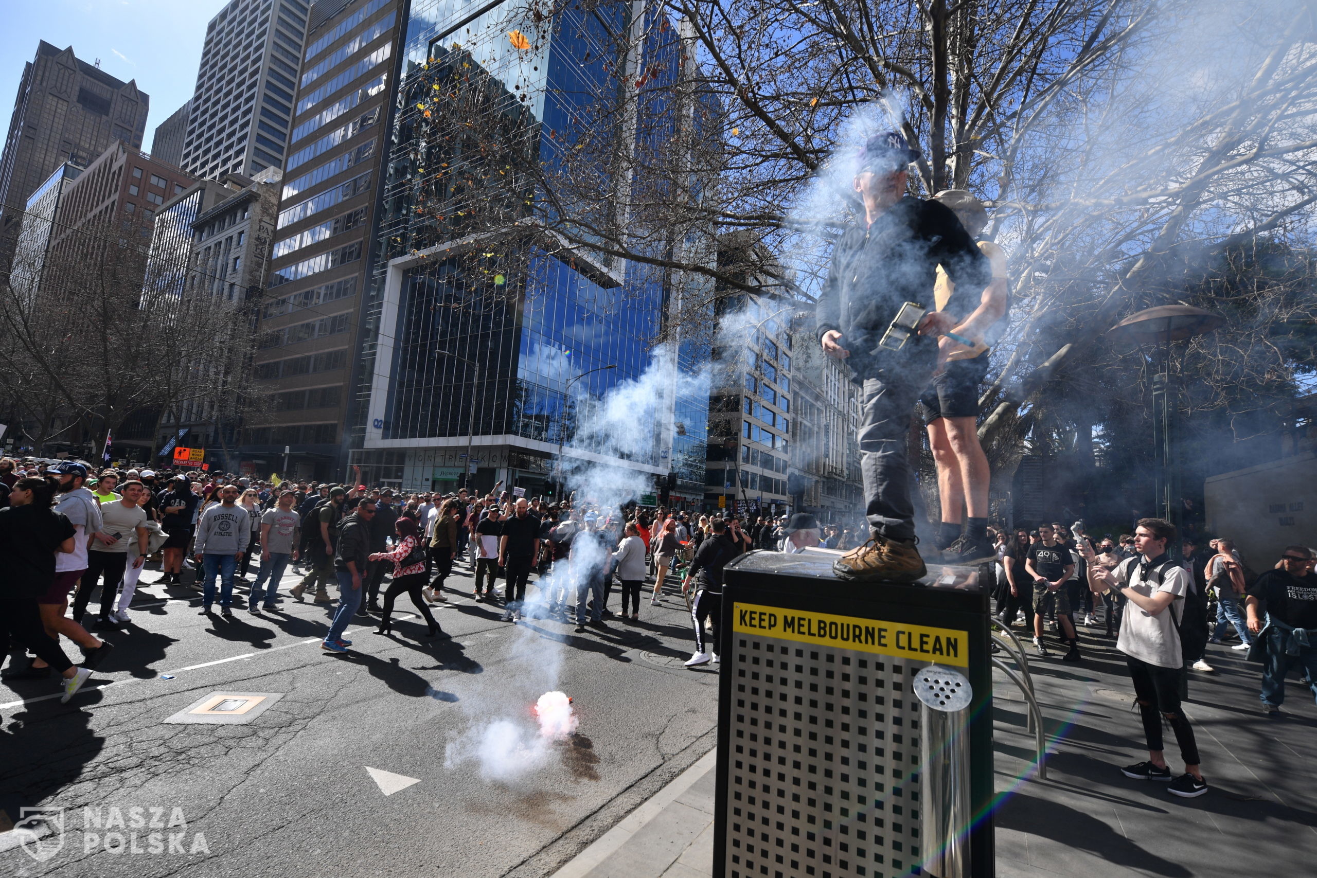 epa09422746 A flare is thrown during an anti-lockdown protest in the central business district of Melbourne, Australia, 21 August 2021.  EPA/JAMES ROSS AUSTRALIA AND NEW ZEALAND OUT 
Dostawca: PAP/EPA.