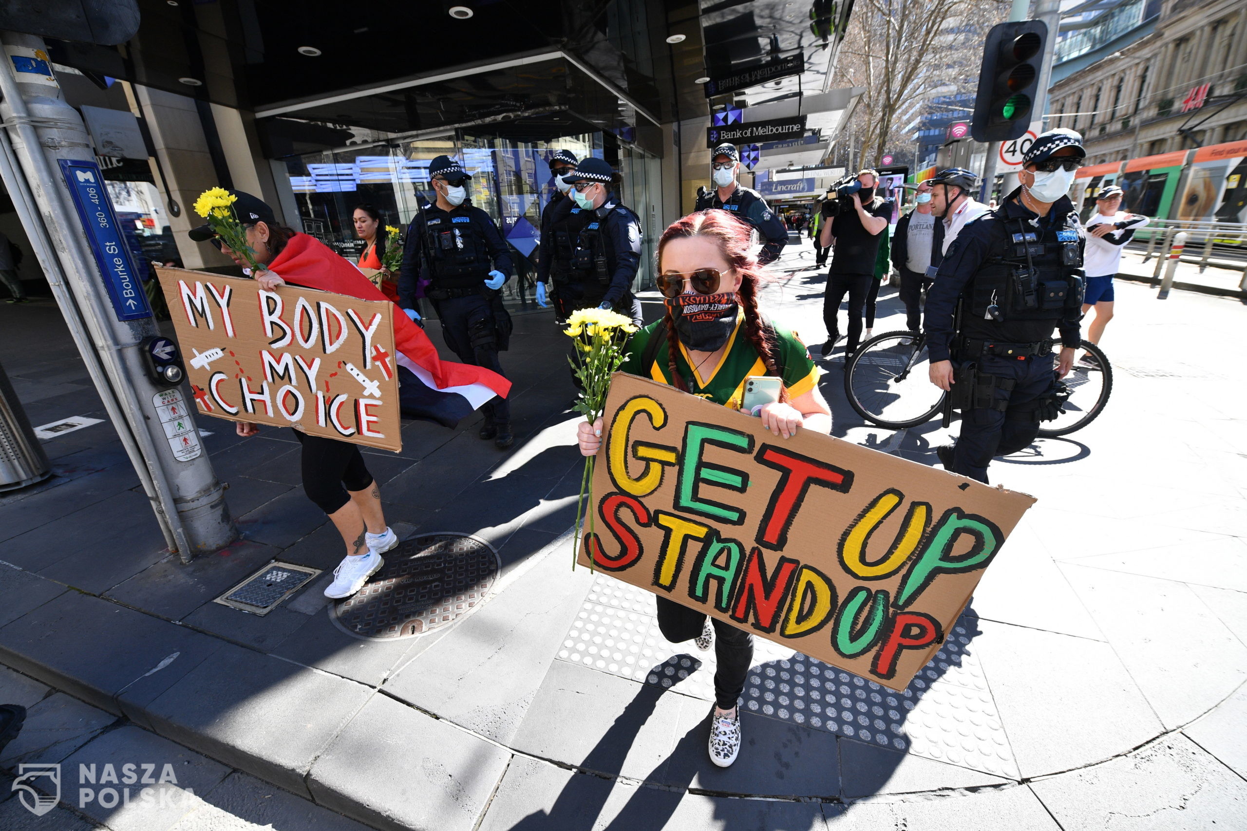 epa09422750 Protesters are seen wth placards during an anti-lockdown protest in the central business district of Melbourne, Australia, 21 August 2021.  EPA/JAMES ROSS AUSTRALIA AND NEW ZEALAND OUT 
Dostawca: PAP/EPA.