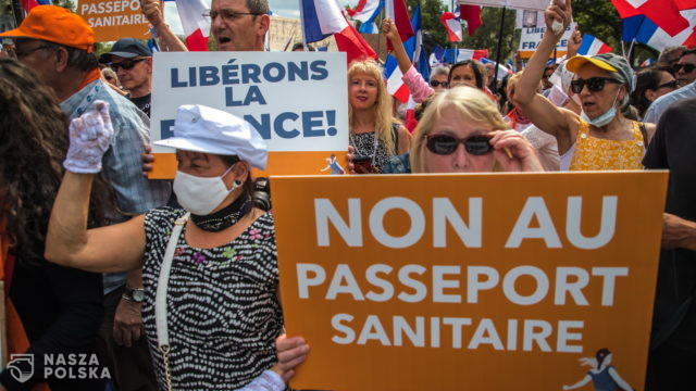 Francja/ Manifestacje przeciw paszportom sanitarnym i w obronie wirusologa, który leczy amantadyną